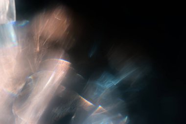 Neon ışıklı merceğin arka planı parlıyor. Soyut resim