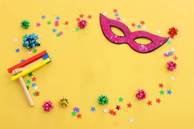 Sarı arka plan üzerinde Purim bayramı konsepti (Yahudi karnavalı bayramı)