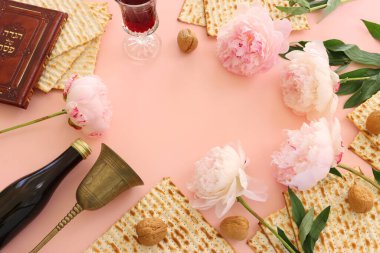 Pesah kutlama konsepti (Musevi Hamursuz Bayramı). İbranice yazılmış geleneksel kitap: Hamursuz Bayramı Haggadah (Fısıh Masalı))