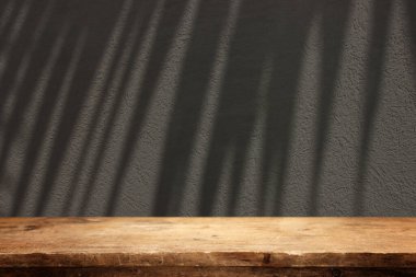 Ahşap tablo ve koyu dokulu arkaplan görüntüsü