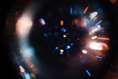 Karanlık merceğin arka planı yanıp sönüyor. Soyut resim