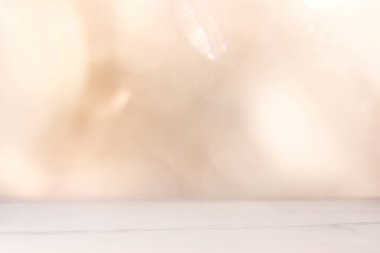 Ürün görüntüleme için boş tablo ile soyut parlak arkaplan