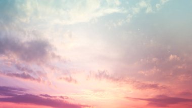 Gün batımında gökyüzü ve bulutlar.