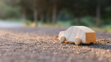 Tahta arabanın doğadaki görüntüsü. Seyahat ve temiz ulaşım ve çevre fikri