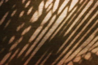 Minimalist soyut koyu kahverengi desenli arka plan. Işık ve gölge desenleri