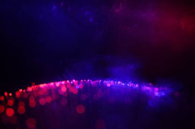 Pembe ve mor renkli koyu renk lens deseni parlıyor. Aşırı soyut