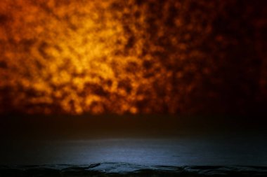 Boş karanlık masa ve parlayan ışıklar arkaplanı