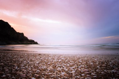 Deniz manzarası ve gün batımında dramatik gökyüzü