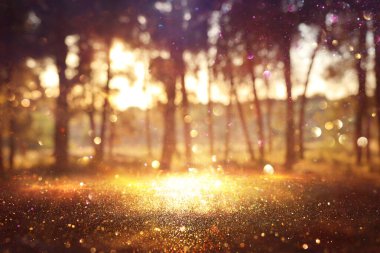 Rüya gibi altın ışıklı ağaçların soyut görüntüsü