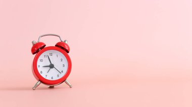 Pembe pastel arka planda kırmızı vintage saat