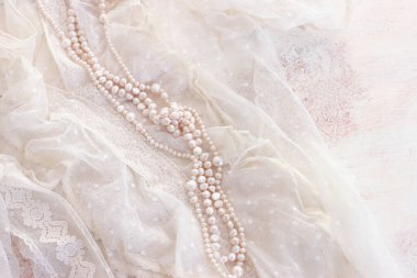 Eski beyaz dantel elbisenin üst görünümü