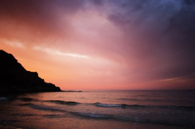 Deniz manzarası ve gün batımında dramatik gökyüzü