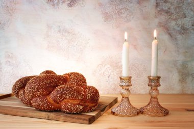 Şabat resmi, challah ekmeği, şarap ve mumlar