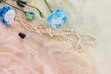 Eski beyaz dantel elbisenin üst görünümü