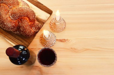 Şabat resmi, challah ekmeği, şarap ve mumlar