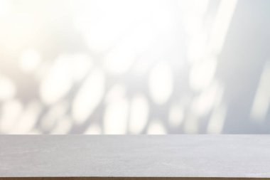 Ürün görüntüleme için boş tablo ile soyut parlak arkaplan