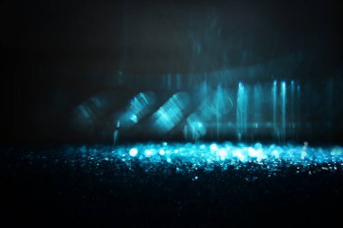 Soyut parlak mavi ve siyah ışık arka planı. Odaklanmamış