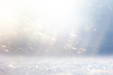 Parlak beyaz mercek flaşlı ışıkların arka planı. Soyut resim