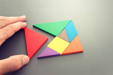 Yapboz parçalarını tutan. Strateji ve başarı kavramı