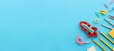 Mavi kağıt üzerine okul konseptine geri dönelim. Üst görünüm