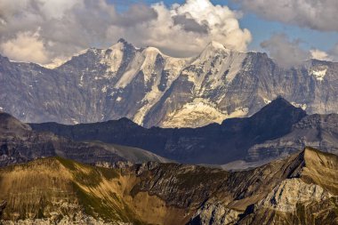 Karlı dağ manzarası