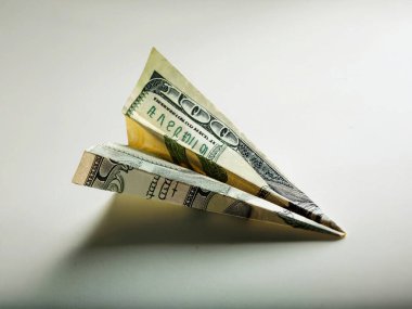 Origami kağıt tekne ve dolar banknotları
