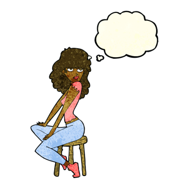 Bir insan tarafından çizilmiş düşünce baloncuğuyla poz veren karikatür kadın.