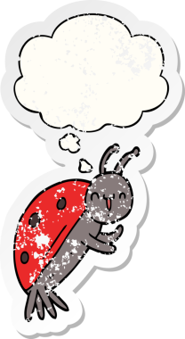 Düşünce baloncuğu olan sevimli uğur böceği bir insan tarafından çizilmiş yıpranmış bir çıkartma.