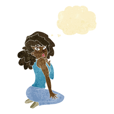 Bir insan tarafından çizilmiş düşünce balonuyla poz veren karikatür kadın.