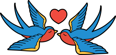 Geleneksel kırlangıç stilinde dövme ve bir insan tarafından çizilmiş kalp.