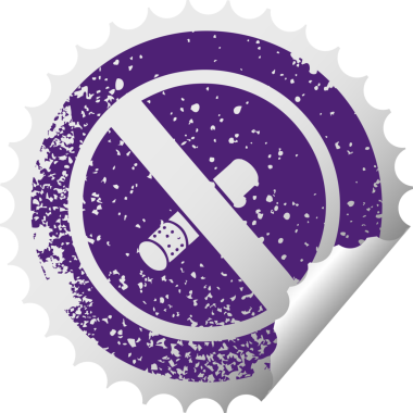 Bir insan tarafından çizilmiş sigara içilmesine izin verilmeyen işaretin sıkıntılı dairesel soyulan çıkartması.