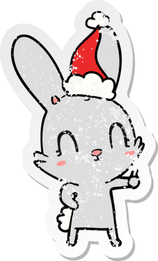 Bir insan tarafından çizilmiş Noel Baba şapkası takan bir tavşan çizilmiş.