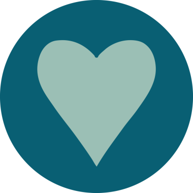 Bir insan tarafından çizilmiş bir kalbin ikonik dövme şekli