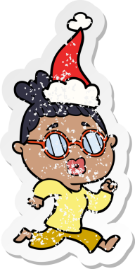 Bir insan tarafından çizilmiş Noel Baba şapkası takan, gözlüklü bir kadın.