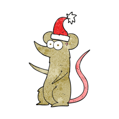 Bir insan tarafından çizilmiş Noel şapkası giyen el yapımı çizgi film faresi.