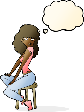 Bir insan tarafından çizilmiş düşünce baloncuğuyla poz veren karikatür kadın.