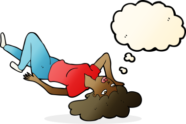 Bir insan tarafından çizilmiş düşünce baloncuğuyla yerde yatan çizgi film kadını.