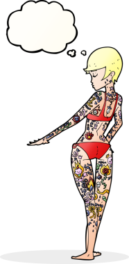 Bir insan tarafından çizilmiş düşünce kabarcığı dövmeli bikinili kız.