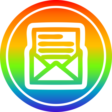 bir insan tarafından çizilmiş gökkuşağı gradyanı olan zarf harfli dairesel simge