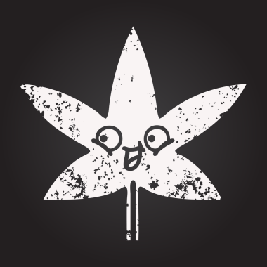 Karatahta bir insan tarafından çizilmiş marihuana yaprağının karikatürü.