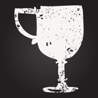 Karatahta tebeşirle bir insan tarafından çizilmiş altın kupa.