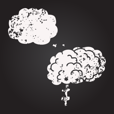 Tahta tebeşirle çizilmiş düşünce baloncuğu beyni bir insan tarafından çizilmiş.