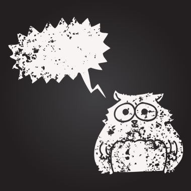 Tahta tebeşirle çizilmiş konuşma balonu çizgi film kedisi bir insan tarafından çizilmiş.