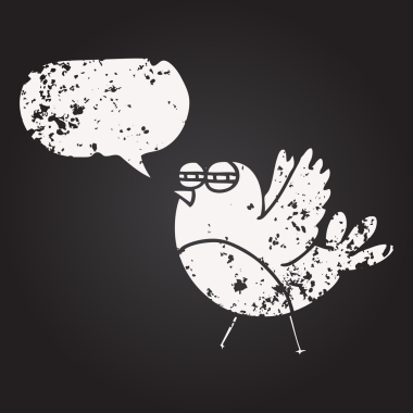 Tahta tebeşirle çizilmiş konuşma balonu karikatürü bir insan tarafından çizilmiş.