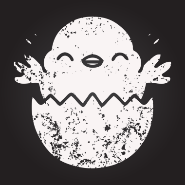 Bir insan tarafından çizilmiş yumurta kabuğundan çıkan şirin bir kuşun karatahta karalaması.