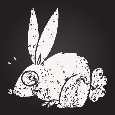 Kara tahta karikatür. Korkmuş tavşan bir insan tarafından çizilmiş.