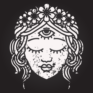Siyah tebeşir dövmesi, siyah bir kadın yüzü, üçüncü göz ve bir insan tarafından çizilmiş çiçek taçı.
