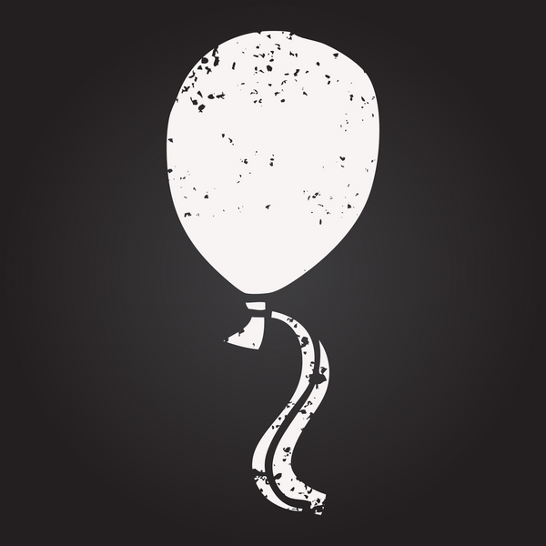 Karatahta tebeşir insan tarafından çizilmiş kırmızı balon.