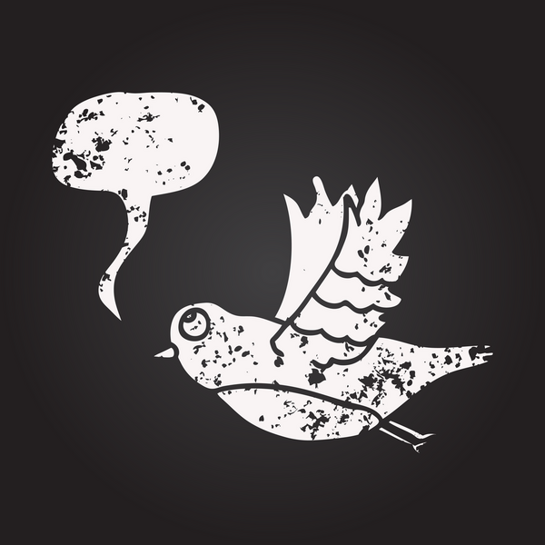 Tahta tebeşirle çizilmiş konuşma balonu çizgi film kuşu bir insan tarafından çizilmiş.