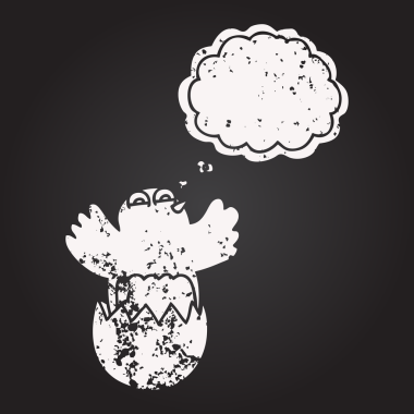 Tahta tebeşirle çizilmiş düşünce balonu karikatürü yumurtadan çıkan bir insan tarafından çizilmiş.